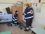 Esercitazione Evacuazione Per Incendio in Una Scuola - I Volontari Della Croce Rossa Assistono Il Bambino Ferito.